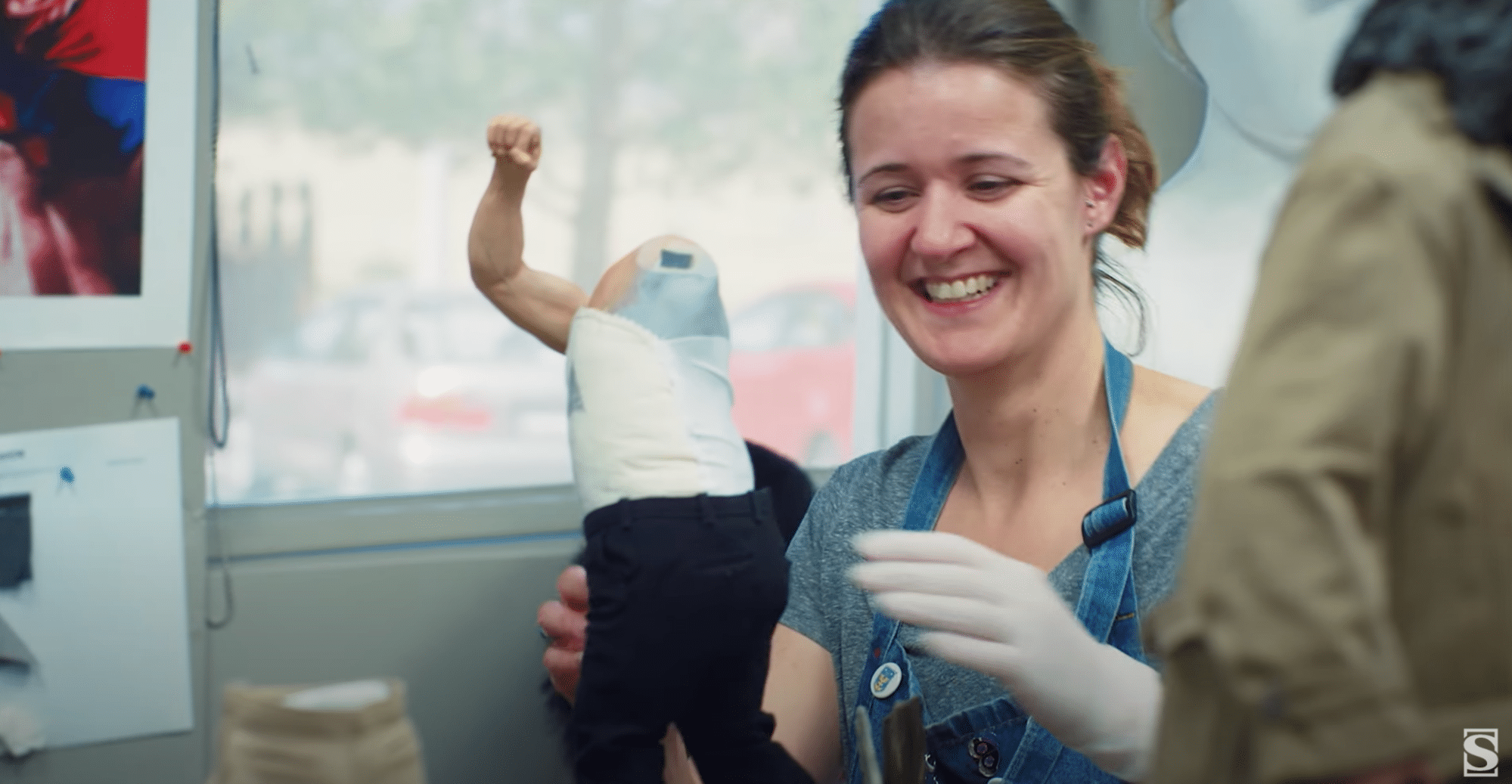 Sideshow employee - woman smiling while creating a model